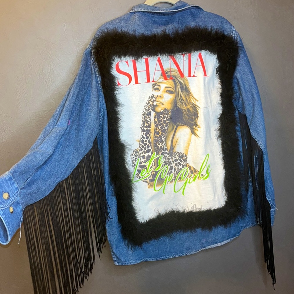 SHANIA TWAIN, *let’s go girls* denim button down shirt w/black fringe sleeves 💕
